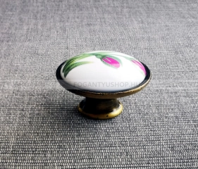 TOMURCUK Gomb fogantyú 3025 tulipános - 1 furatos - Festett fehér - Antik patina barna - Zamak fém ötvözet - Porcelán - Porcelán, porcelánnal kombinált antikolt fém gombfogantyú